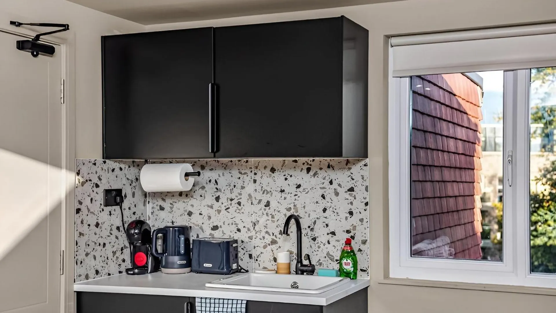 דירה לונדון Radiant Studio Nook With Full Kitchen בריטניה