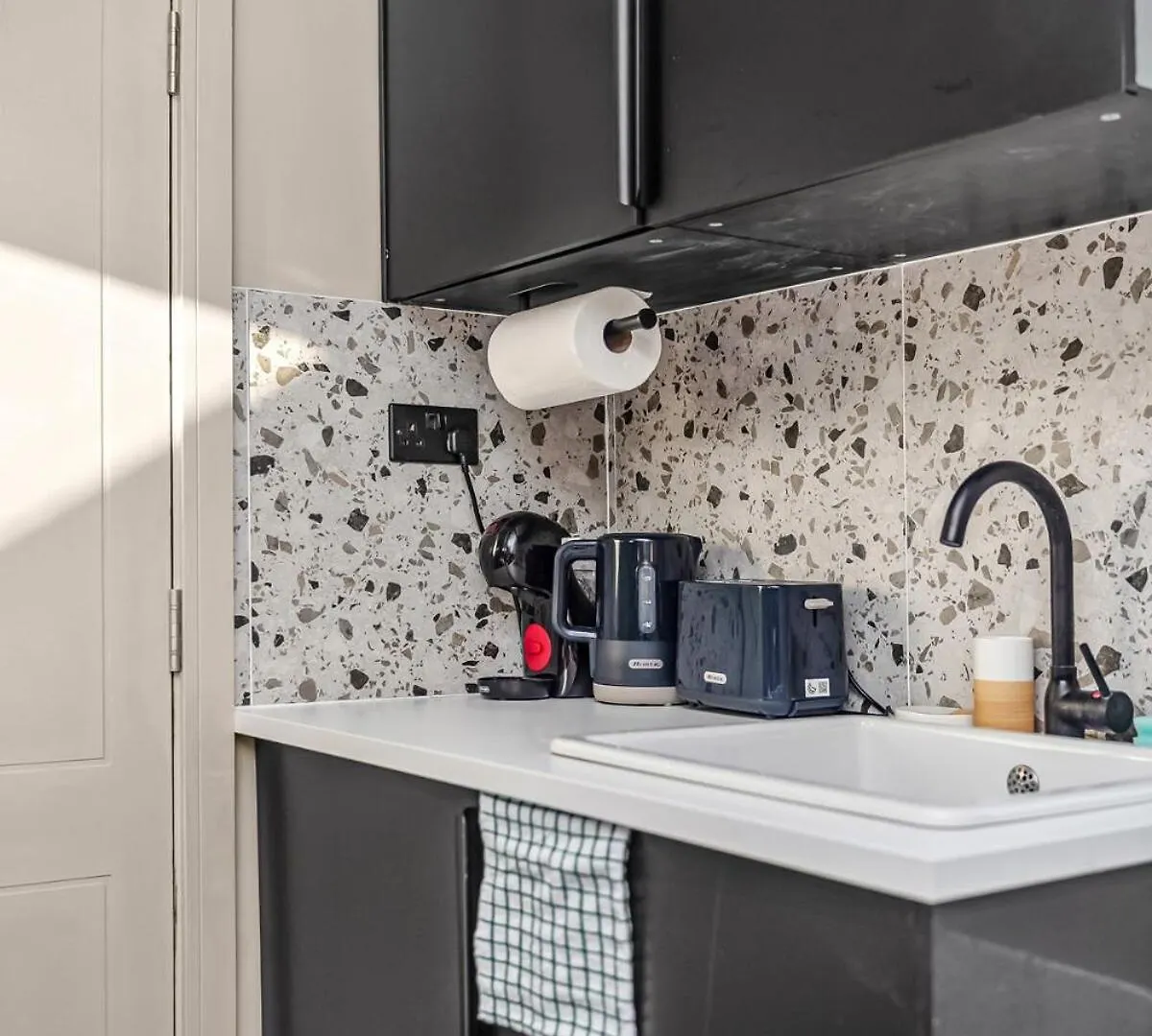 Radiant Studio Nook With Full Kitchen Londres