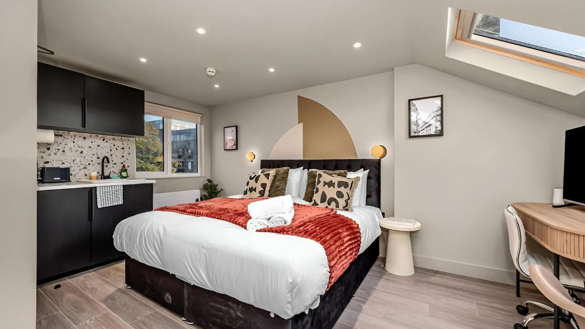 Radiant Studio Nook With Full Kitchen Londres